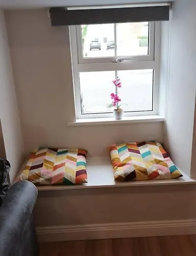 Stunning New 3 Bed Townhouse * 贝尔马利特