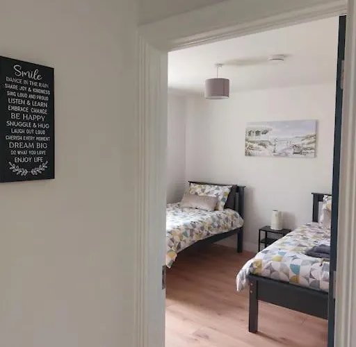 Stunning New 3 Bed Townhouse * 贝尔马利特