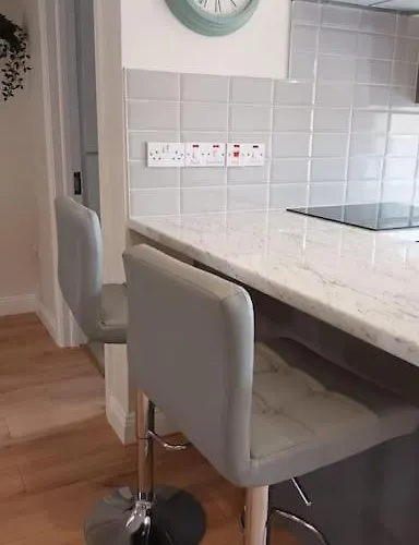 Stunning New 3 Bed Townhouse * 贝尔马利特